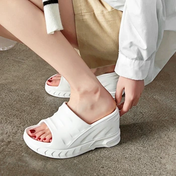  Женские тапочки на танкетке 9 см 2023 Летние дышащие повседневные туфли на платформе Slides для женщин Легкое скольжение на женских сандалиях