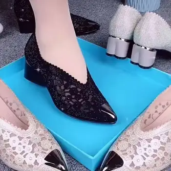 Кружева Сексуальная женская обувь с острым носком Лето 2023 Дизайнер Средние каблуки Неглубокое зрелое платье Женская обувь Туфли Mujer Zapatos