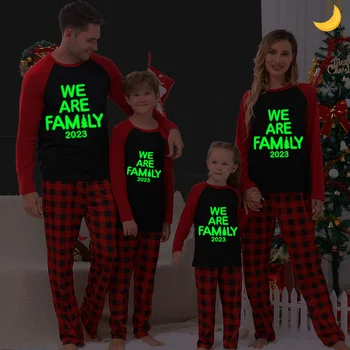 2023 Рождественская семейная пижама Luminous Glowing We Are Family Красный пижамный комплект